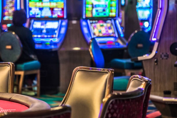bola010 Microgaming slot selection interface with game categories and details